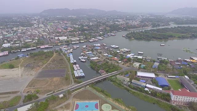 小村庄鸟瞰图和河山视频素材