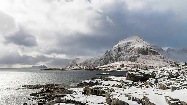 4K时间的俯视图风景雪山与多云和湖在罗浮敦群岛，挪威视频素材