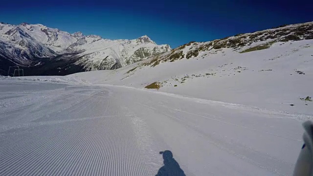 滑雪者从准备好的斜坡上滑下。Dombay。废票。视频素材