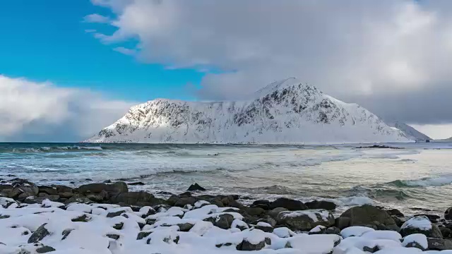 4K时间的海景与雪山云和海滩在罗浮敦群岛，挪威视频素材