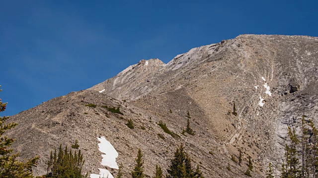 徒步旅行者登上山顶的最后一段时间视频素材