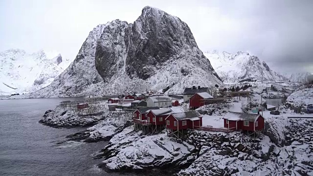 挪威罗浮敦群岛哈姆诺伊村的4K全景雪山和云雾湖。从上往下移动视频素材