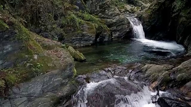 天然瀑布和水池视频下载