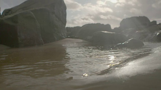 日出时海滩上有水视频素材