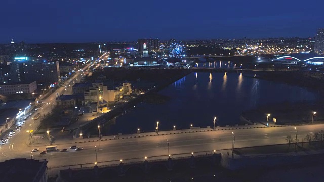 河岸和夜城的堤岸，空中。视频素材