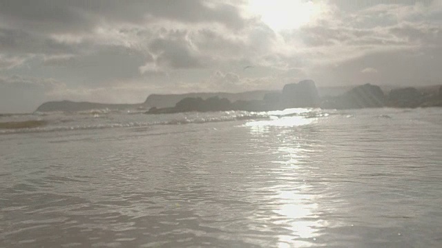 日出时海滩上有水视频素材