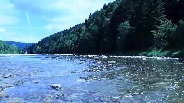 美丽的风景，水流湍急的山区河流视频素材