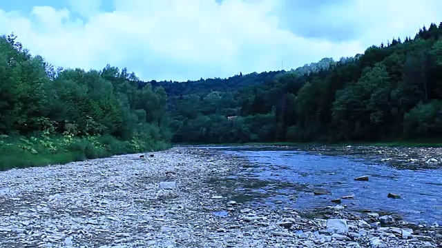 景观与速度水在山区河流视频素材