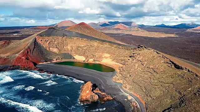 飞过西班牙兰萨罗特岛，加那利群岛的厄尔戈弗火山湖视频素材