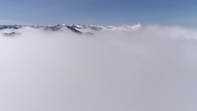 空中的云与喀斯喀特山脉的雪峰和蓝天视频素材