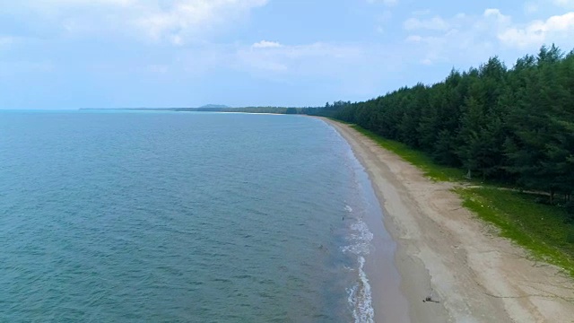 向后在海上飞行。视频素材