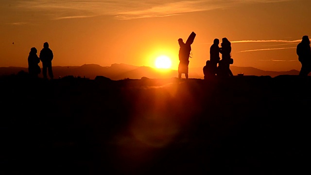 山顶上金色的夕阳视频素材