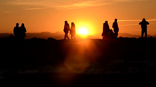 一群人和夕阳视频下载