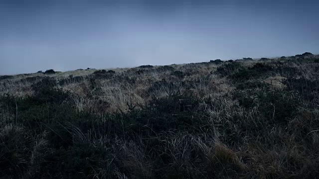 风雨交加的夜晚，崎岖的山腰视频素材