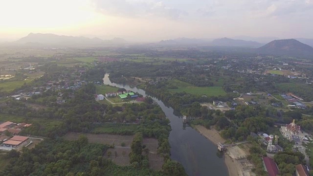 小村庄鸟瞰图和河山视频素材