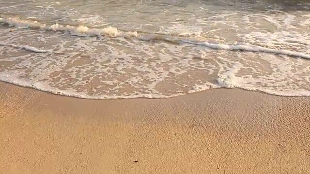 海浪袭击了泰国的海滩视频素材