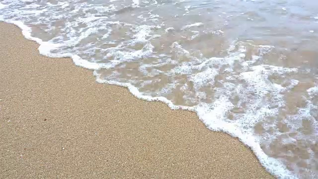 柔软的海浪在沙滩上与声音4K视频素材