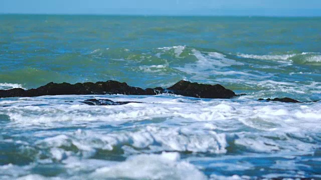 海浪滚向岸边。视频素材