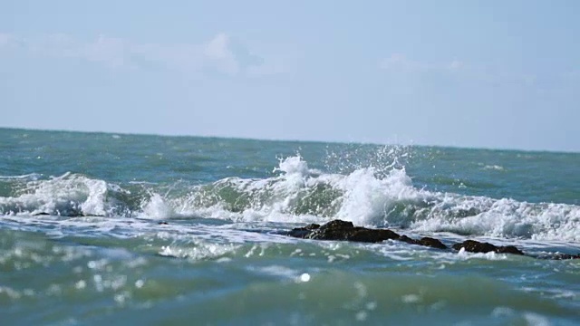 海浪滚向岸边。视频素材