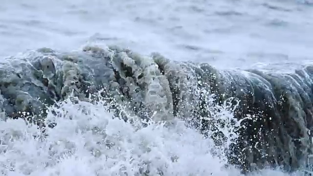 海浪滚向岸边。视频素材