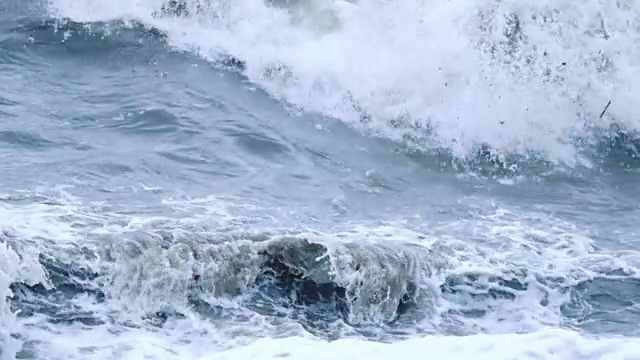 海浪滚向岸边。视频素材