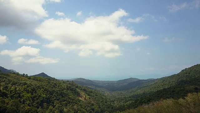 泰国Kho Phangan岛丛林上空的飞行。森林道路鸟瞰图。视频下载