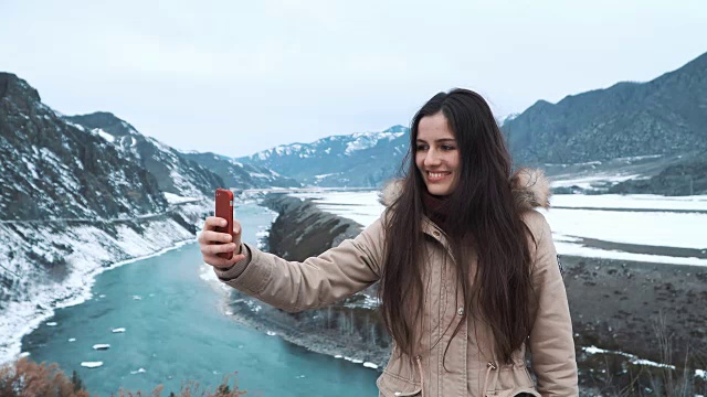 快乐的女孩在自拍自拍的照片里微笑着。视频素材