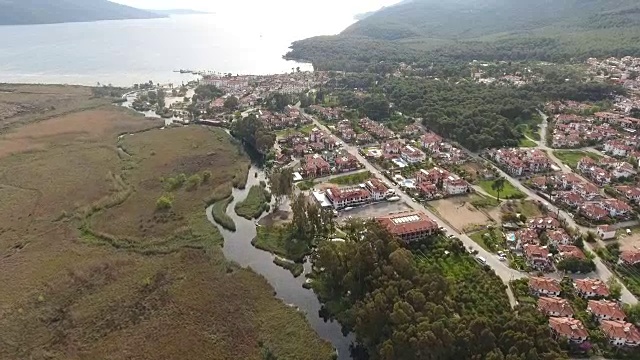 鸟瞰图的海滨城镇，阿基亚卡土耳其视频素材