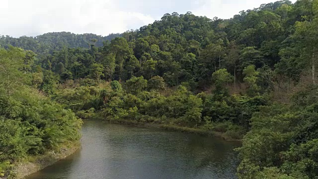 飞越河上视频下载