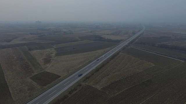 高速公路穿过田野视频下载