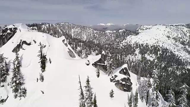 缓慢旋转空中的喀斯喀特山脉峰顶与粉状雪悬崖在华盛顿州视频素材