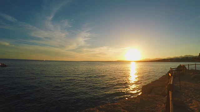 海面上的日落。地平线上有山视频素材