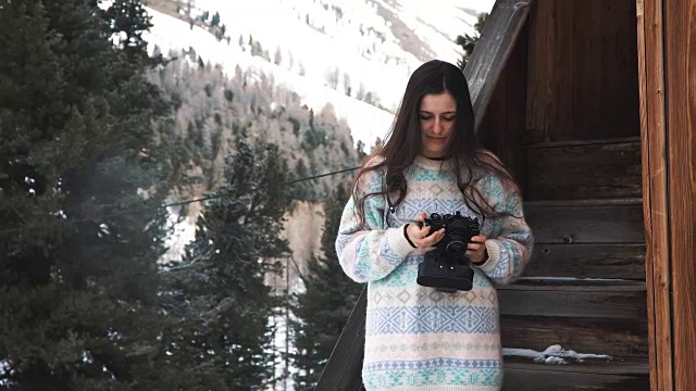 拿着老式相机的女孩。山旅游视频素材