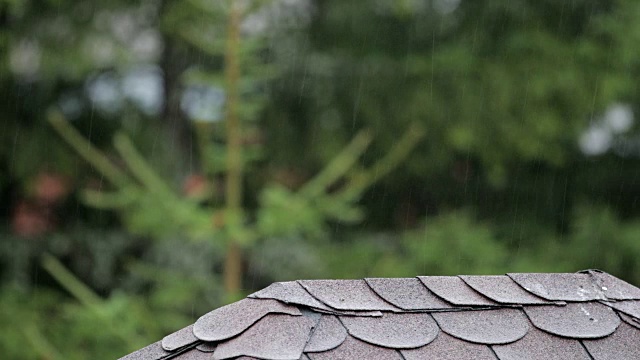 雨水落在屋顶上视频素材