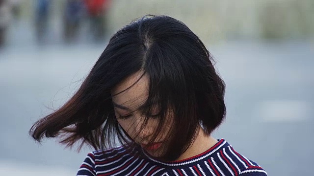 沮丧，悲伤的中国女人站在街上:悲伤的女人肖像视频素材