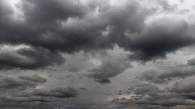 在下雨和雷暴之前，戏剧性的天空和暴风雨云的时间流逝视频素材