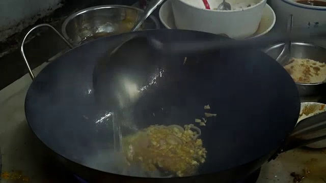 厨师用平底锅烤食物视频素材