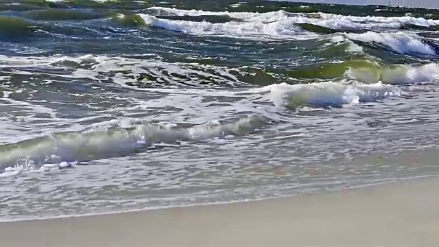 暴风雨和大风天气时，强烈的海浪涌向岸边。夏季多云的一天，在沙滩上，波罗的海海辫胜地在加里宁格勒地区，俄罗斯视频素材