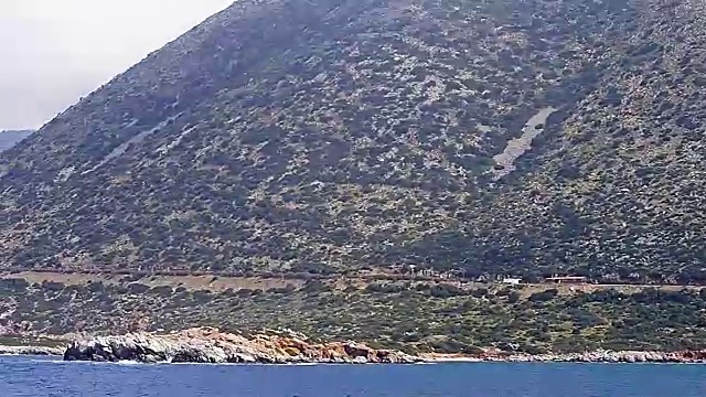 在暴风雨和大风的天气里，强烈的海浪拍打着岩石海岸。希腊克里特岛巴厘岛村度假胜地的春日。从高处俯瞰大海和清澈的海水视频素材