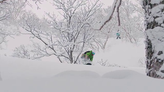 滑雪板动作拍摄山喷雾相机与新鲜的粉末雪过渡到白色视频素材