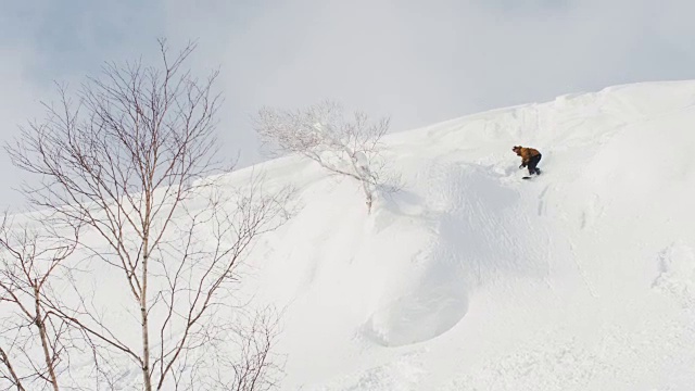 滑雪板背面540空气自然山跳旋转戏法帽子飞走视频素材