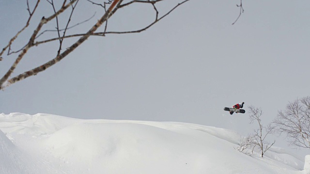 滑雪板方法空中跳跃雪山滑雪场地形视频素材