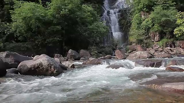 小溪在山上，春天有岩石视频素材