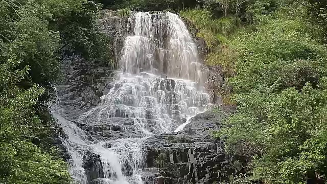 小溪在山上，春天有岩石视频素材