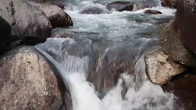 小溪在山上，春天有岩石视频素材