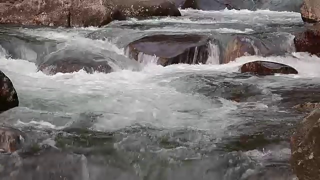 小溪在山上，春天有岩石视频素材