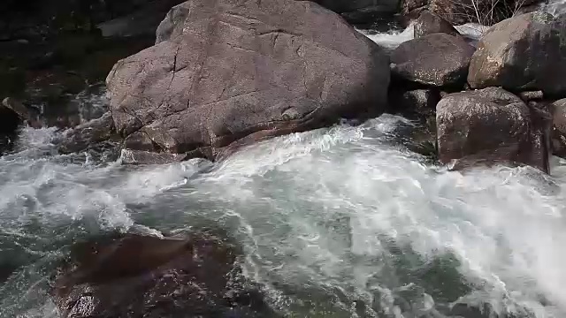 小溪在山上，春天有岩石视频素材