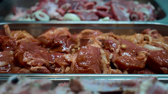 用不同腌料腌制的肉，用木炭或火煎。牛排串配洋葱和胡椒酱视频素材