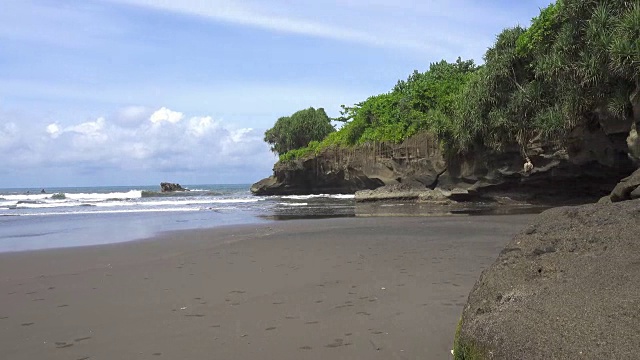 海浪翻滚在印度尼西亚巴厘岛的石质海岸视频素材