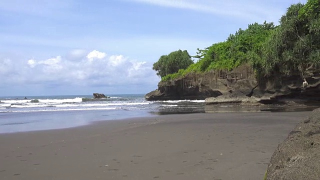 海浪翻滚在印度尼西亚巴厘岛的石质海岸视频素材